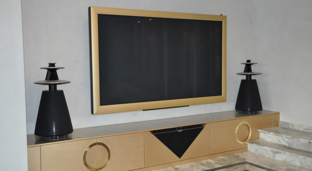 TV Möbel mit eingefärbtem Furnier